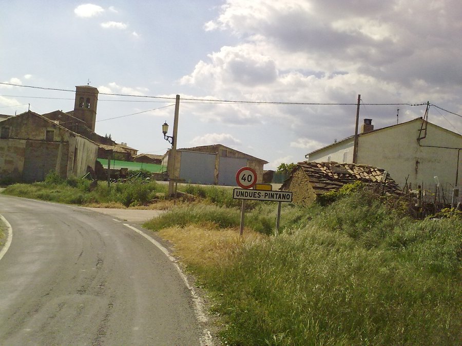 File:Undués-Pintano 1 entrée dans le village.jpg