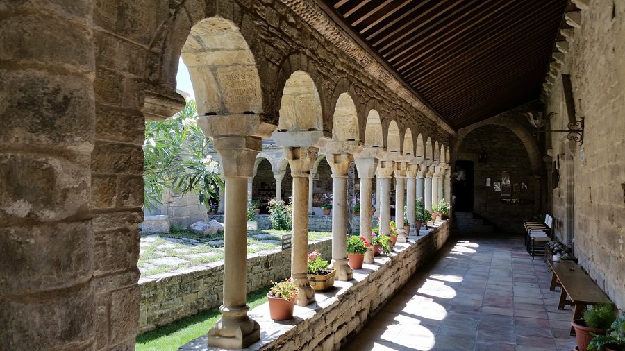 File:Roda-de-isabena-claustro-1.jpg