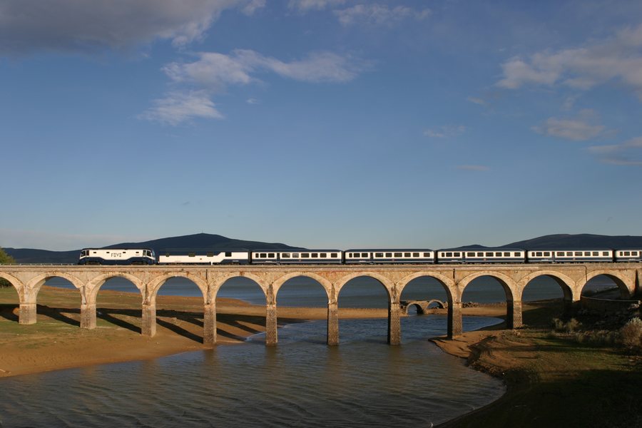 File:Puente ferroviario sobre el río Ebro, Arija.jpg