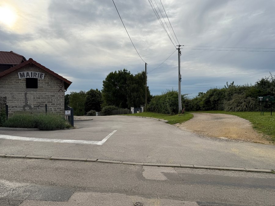 File:Allée Croix - Chanoz-Châtenay (FR01) - 2025-06-05 - 1.jpg