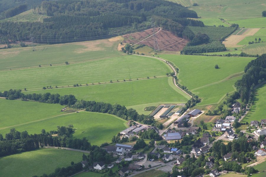 Luftaufnahme von Niederberndorf im Wennetal mit dem Berg Buchholz im Hintergrund