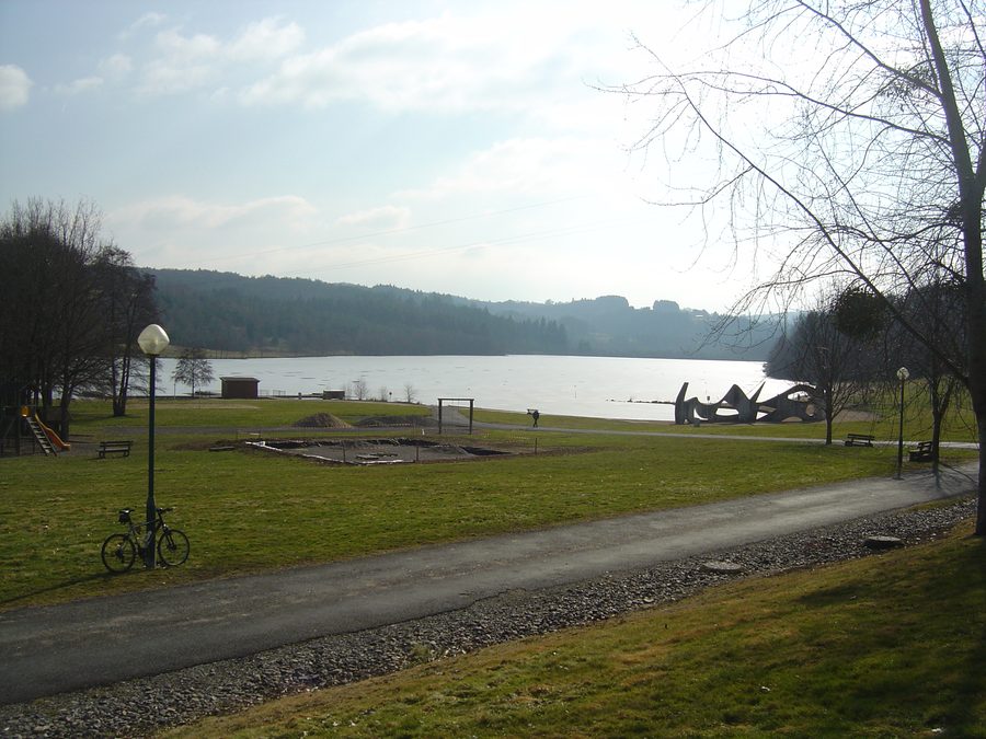 Lac d'Aubusson, surrounded by rural nature
