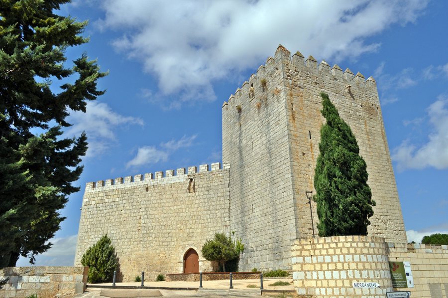 File:CASTILLO DE MONZÓN DE CAMPOS - panoramio.jpg