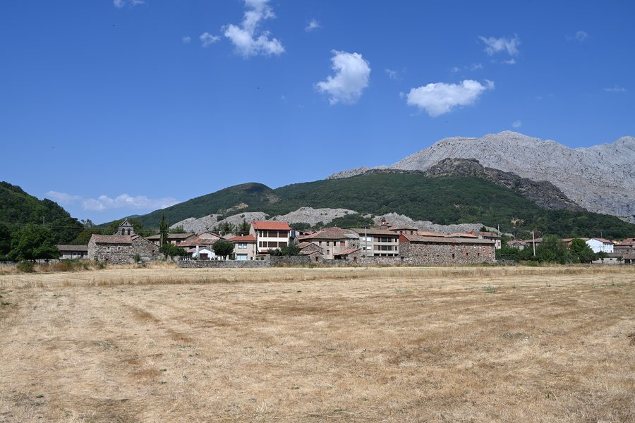 File:Vegacervera Buildings along LE-3513 seen from LE-315.jpg