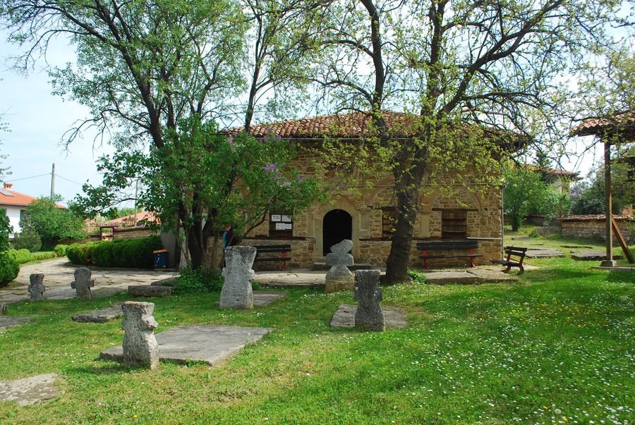 Historische Kirche der Geburt Christi im Dorf Arbanasi