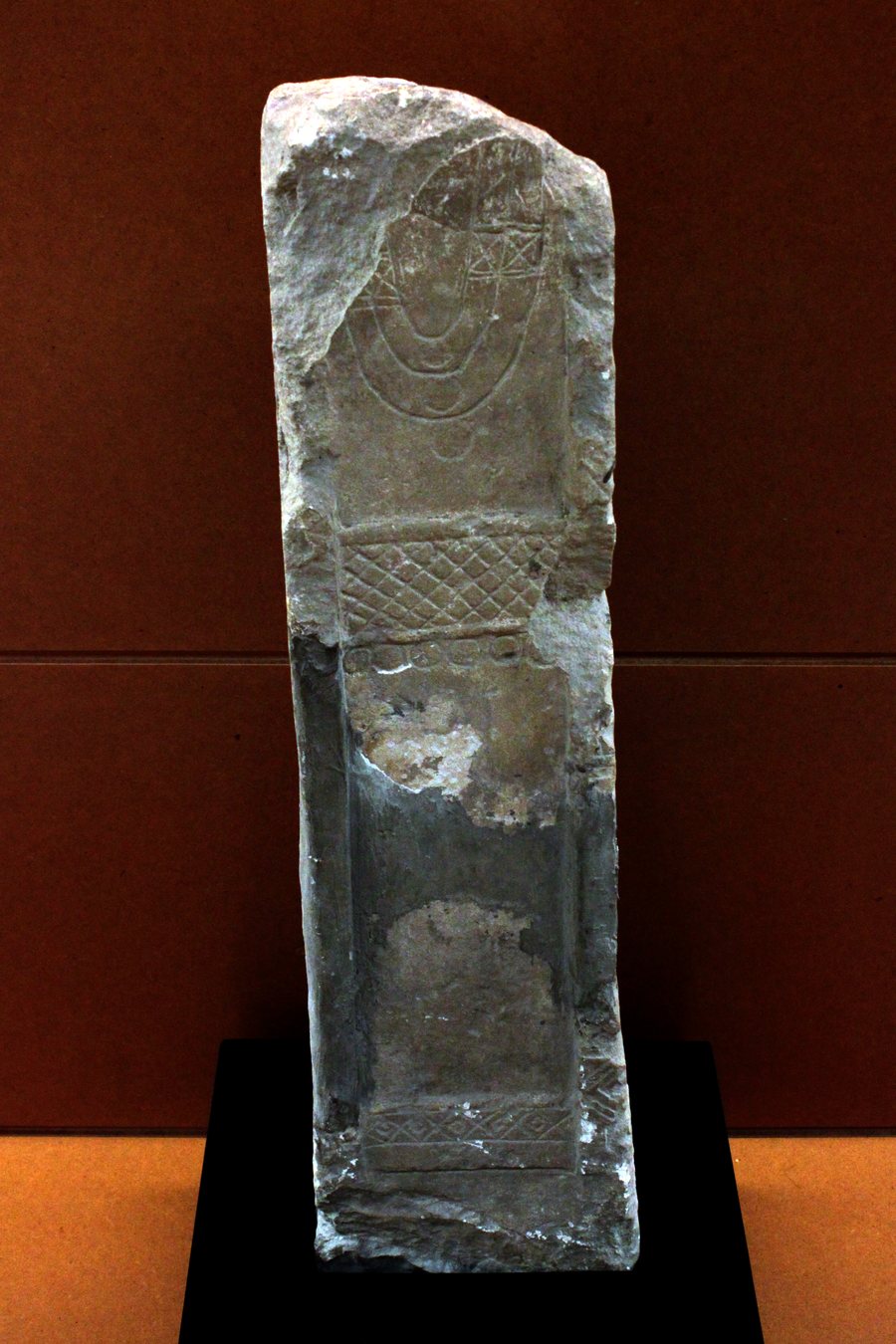 File:La Serrada (Ares del Maestre) Estela funeraria sIV-IIIaC.JPG
