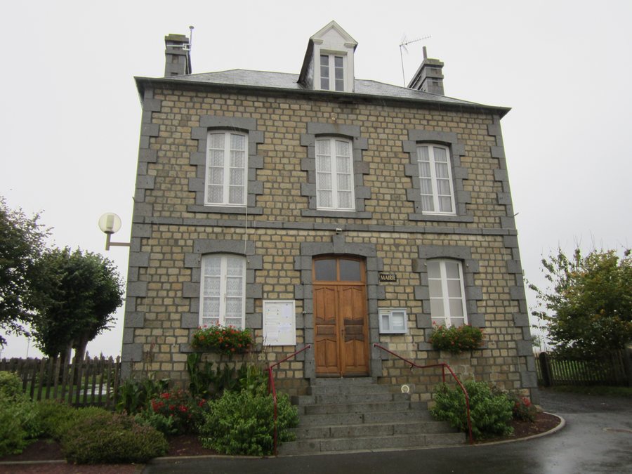 File:Le Mesnil-Tôve - Mairie.JPG