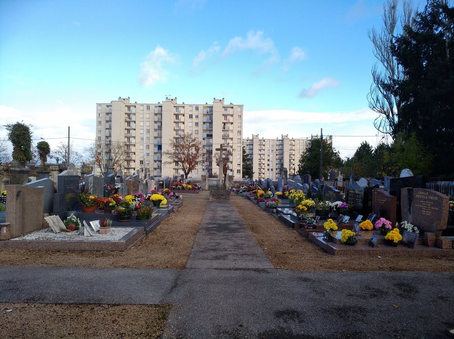 File:Cimetière de Limas (2).jpg