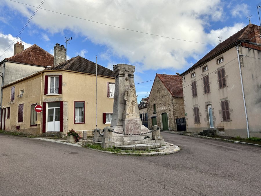 File:Précy-sous-Thil - monument aux morts.jpg