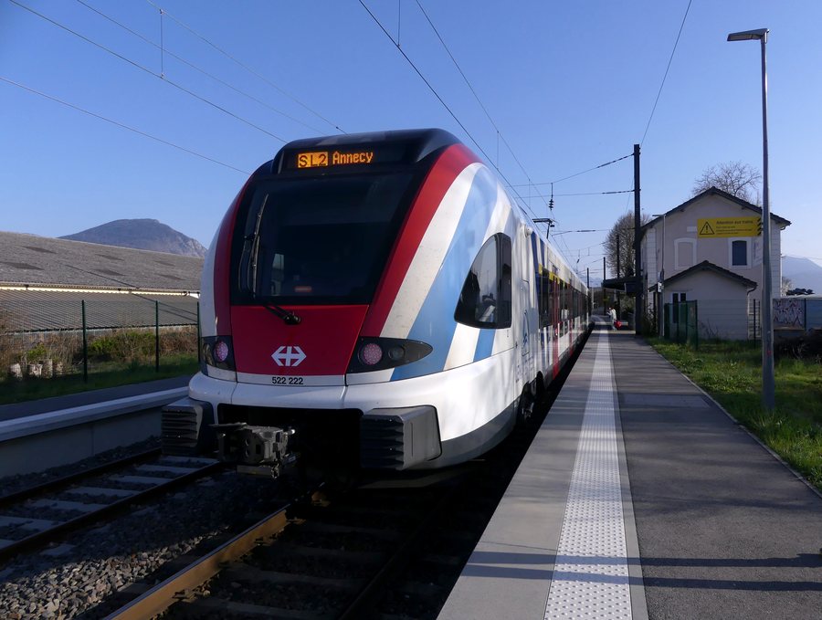 File:Train Léman-Express pour Annecy en gare de Pringy (mars 2022).JPG