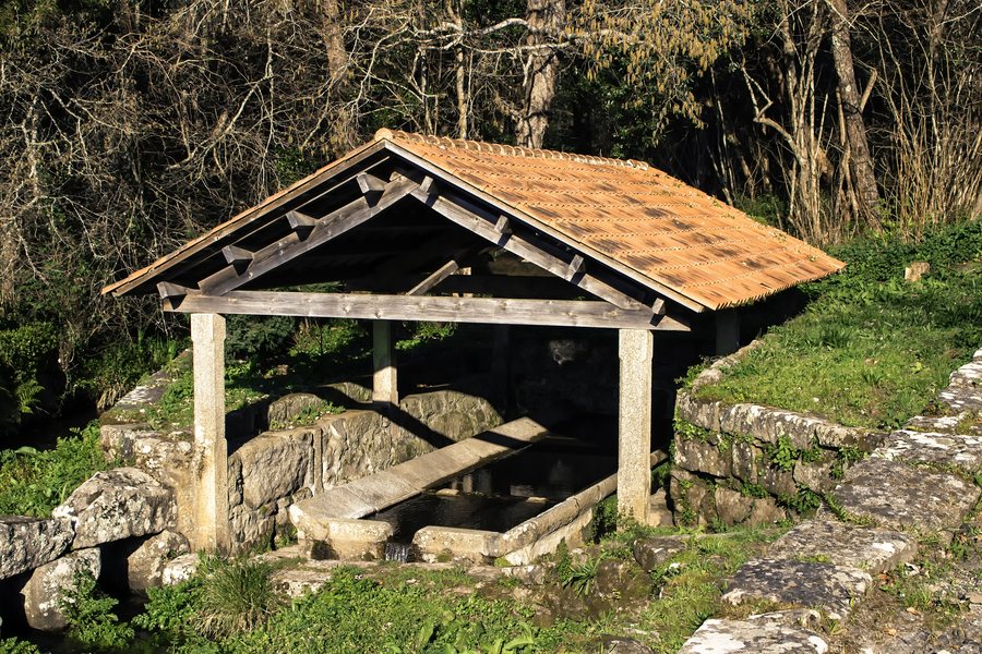 File:Lavadoiro das Pardellas, Aldán.jpg
