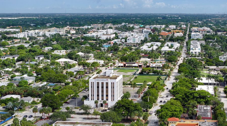 Luftaufnahme des Zentrums von Delray Beach mit der Federal Highway