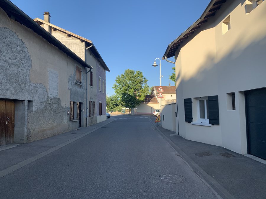 File:Rue Benoît-Bressat (Niévroz, Ain, France) en mai 2020.jpg