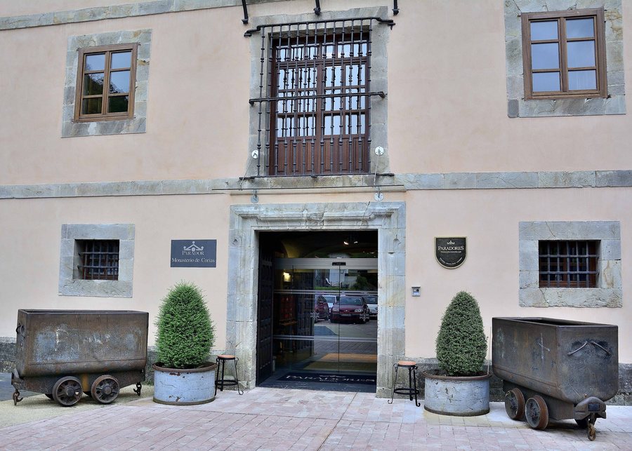 File:Parador de Corias - Fachada.jpg