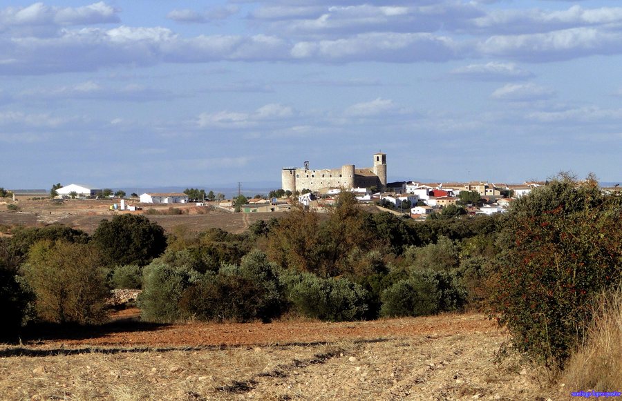 File:Castillo de Garcimuñoz (23873276137).jpg
