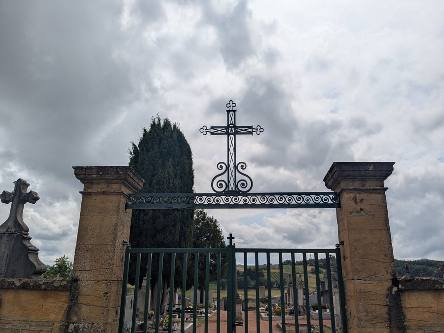 File:Cimetière de Saint-Vérand (Rhône) - Portail (juin 2025).jpg