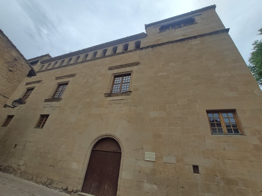 File:Nafarroako Pedro mariskala eskultura - Tafalla 01.jpg