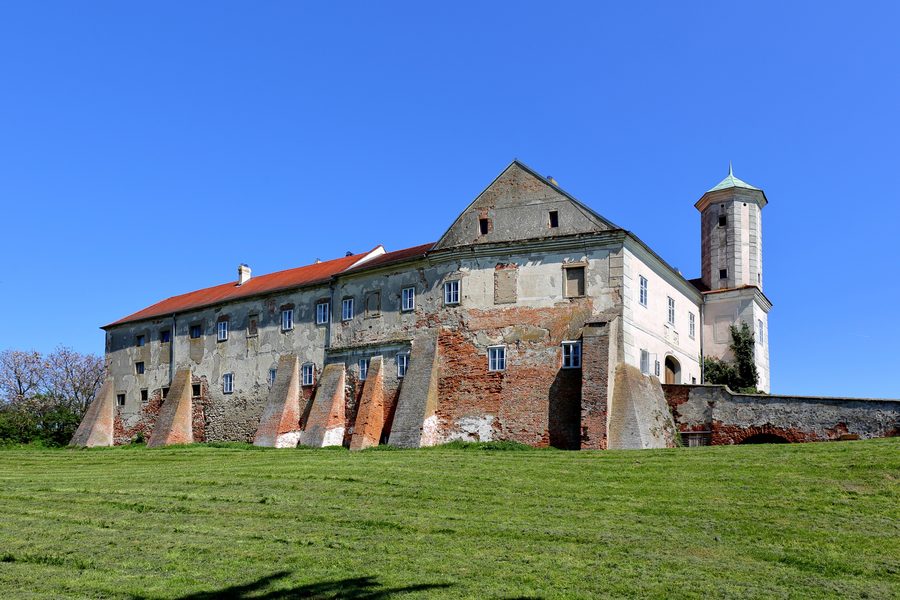 West view of Jedenspeigen Castle in Lower Austria