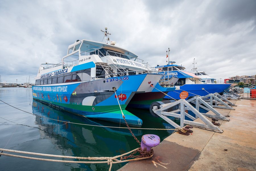 File:Santa Pola–Tabarca glass bottom boat in the port of Santa Pola, Alicante, Spain, 2022 January - 2.jpg