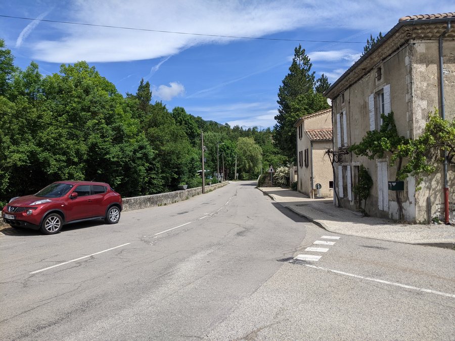 File:Bouvières - Route direction Bourdeaux (mai 2022).jpg