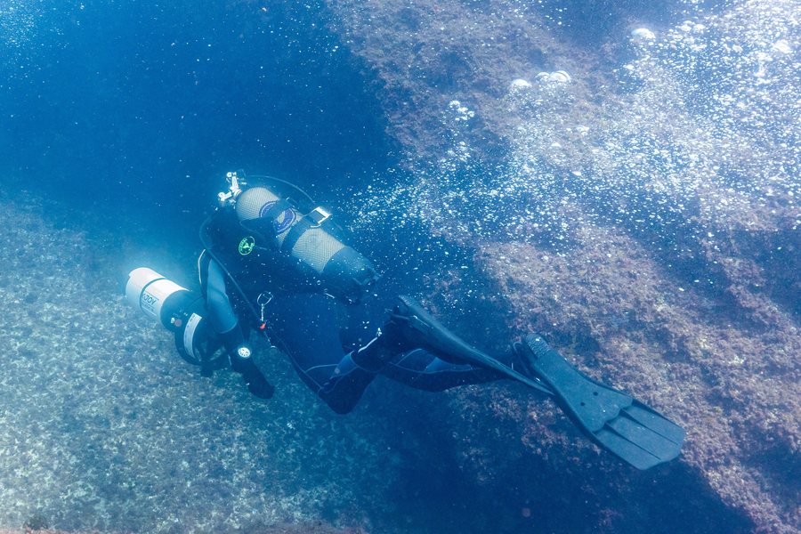 File:Submarinista con propulsor, isla de Corbera, Santander, España, 2019-08-15, DD 71.jpg