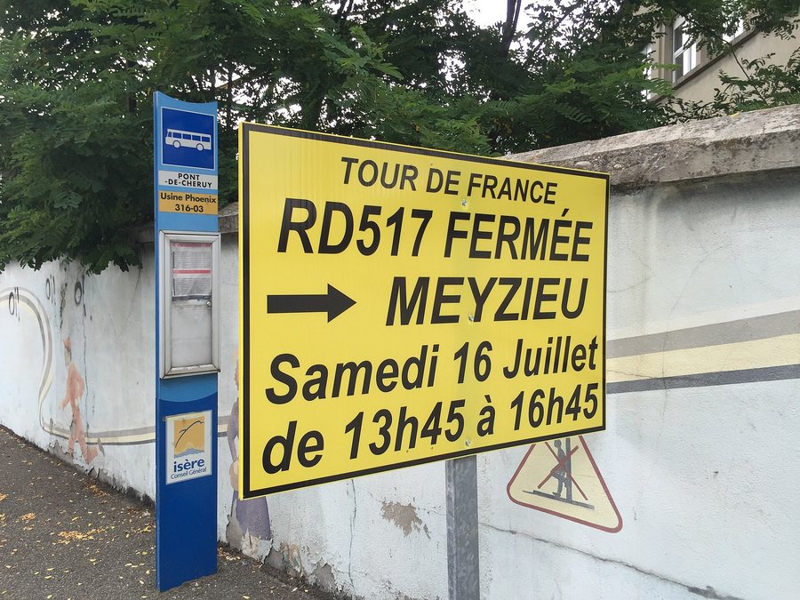 File:Pont-de-Chéruy - annonce Tour de France 2016.JPG