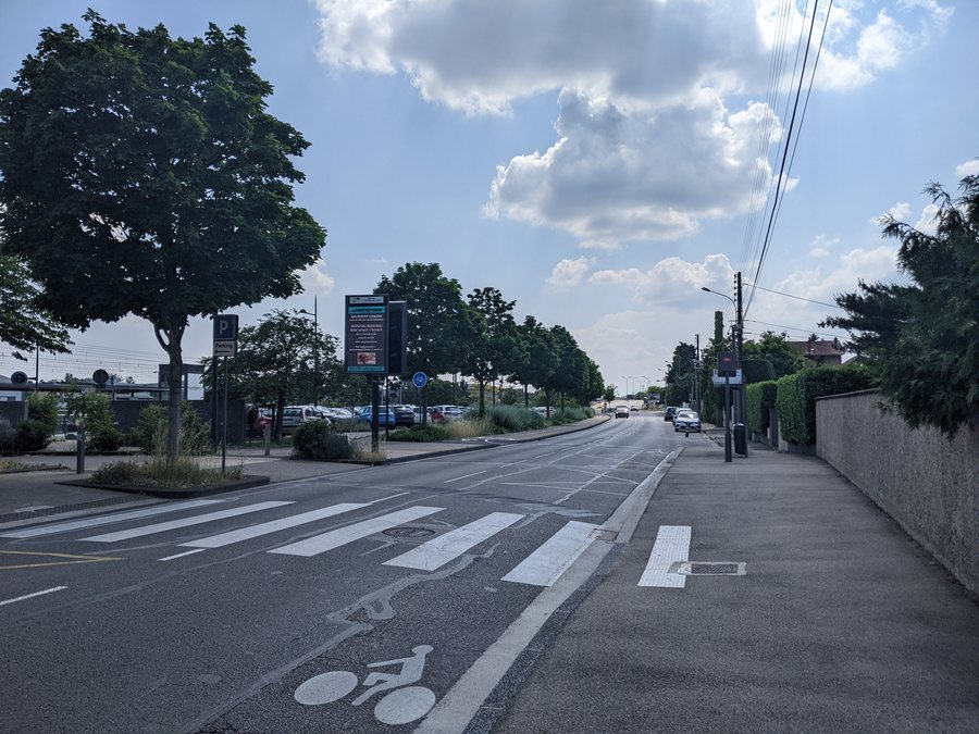 File:Sathonay-Camp - Avenue Carnot (juin 2023).jpg