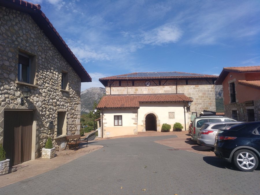 File:Ibarguren (Asparrena).jpg