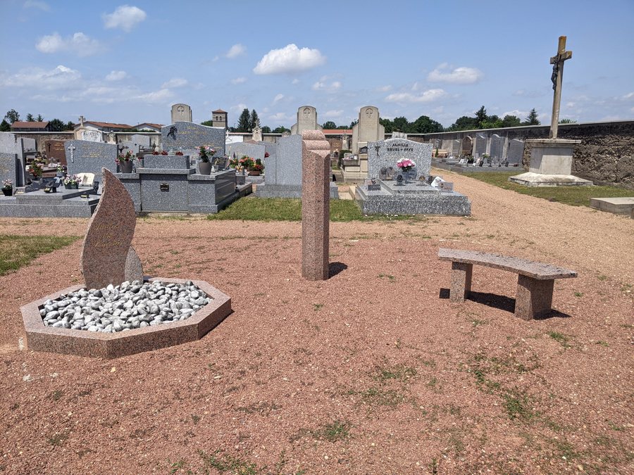 File:Cimetière d'Épercieux-Saint-Paul - Jardin du souvenir 1 (juin 2023).jpg