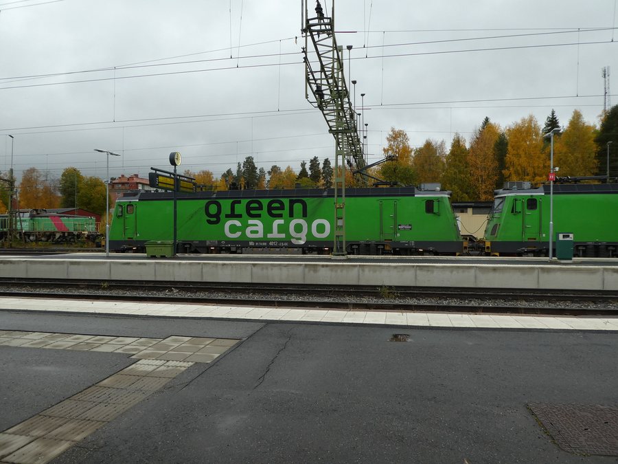File:Ståltåget med 2 Mb-lok vid Vännäs station 2022.jpg