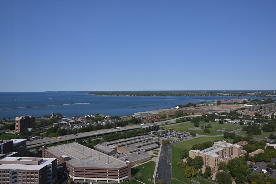Blick von der Aussichtsplattform des Buffalo City Hall über die Waterfront von Buffalo mit dem Lake Erie im Hintergrund