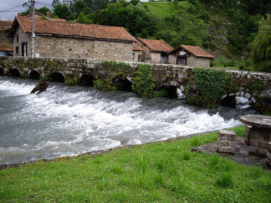 File:Puente de Ruente.JPG