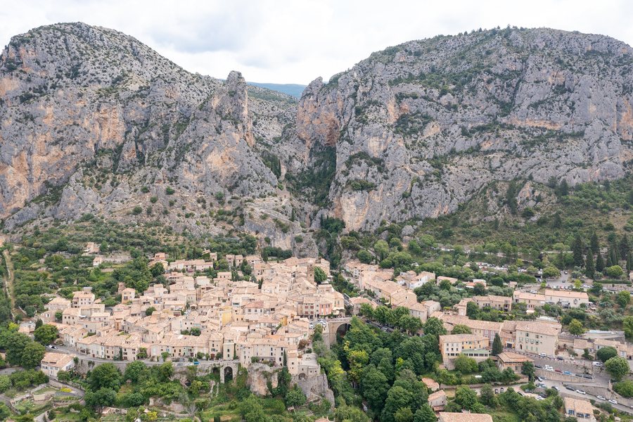 File:Aerial view of Moustiers-Sainte-Marie, France (51695233528).jpg
