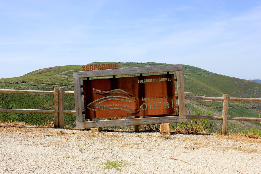 File:17-Letrero que marca el Xeoparque Montañas do Courel, Folgoso do Courel.jpg