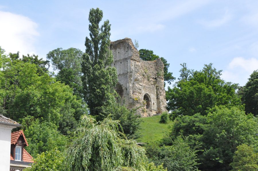 Donjon von Brionne in der Normandie