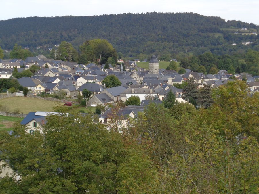 File:Arudy Pyrénées Atlantiques France le bourg DSC04706.jpg