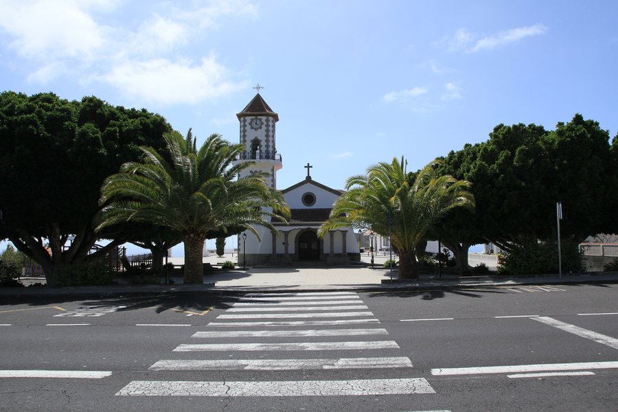 File:La Palma - Los Llanos - Carretera a Puerto Naos + Plaza Todoque + Iglesia San Pio X 01 ies.jpg