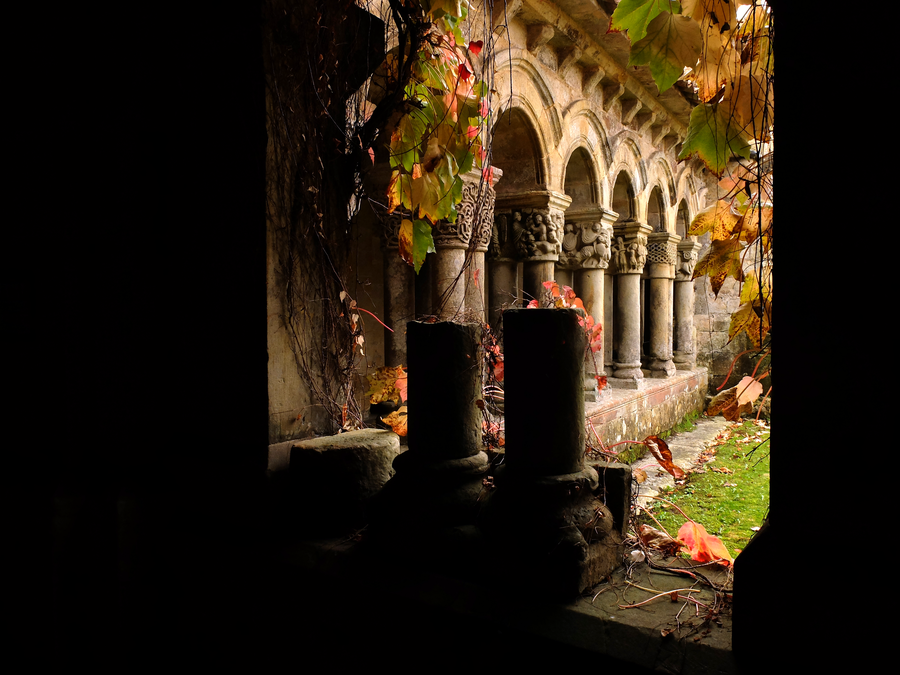 File:Claustro de la Colegiata de Santillana del Mar 1.png