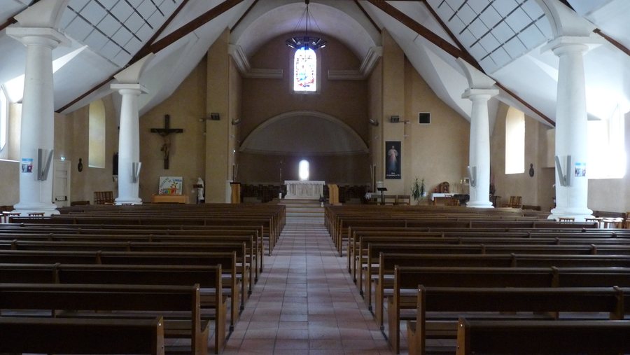 File:Combrée (49) Église Saint-Pierre - Intérieur.jpg