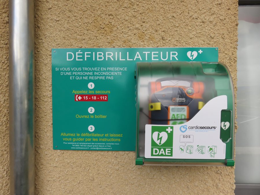 File:Les Ardillats - Défibrillateur salle polyvalente (mars 2019).jpg