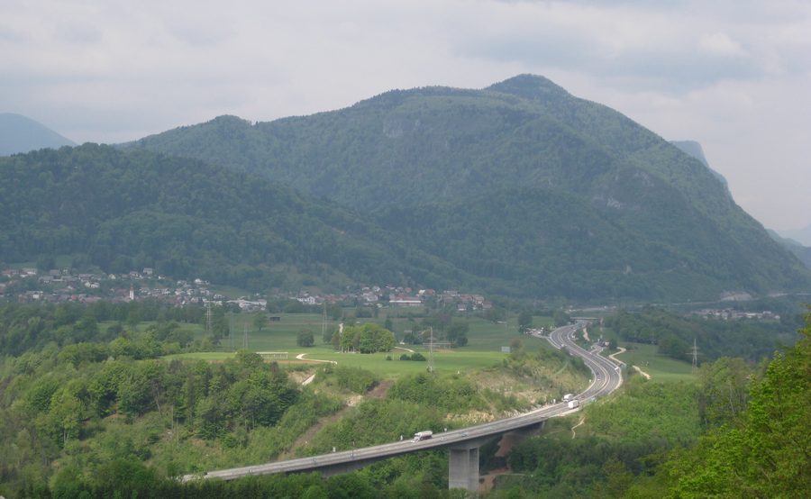 Blick auf das bewaldete Plateau Mežakla in Slowenien