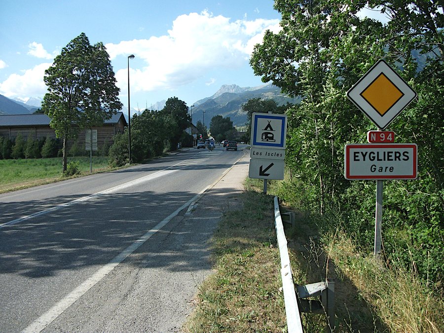 File:Entrée Eygliers Gare par la N 94 en direction de Briançon 2016-07-18.JPG