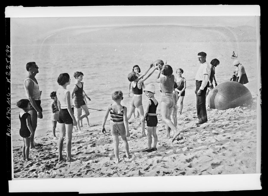 File:Baigneurs à Juan-les-Pins (CNews) - btv1b53266397p.jpg