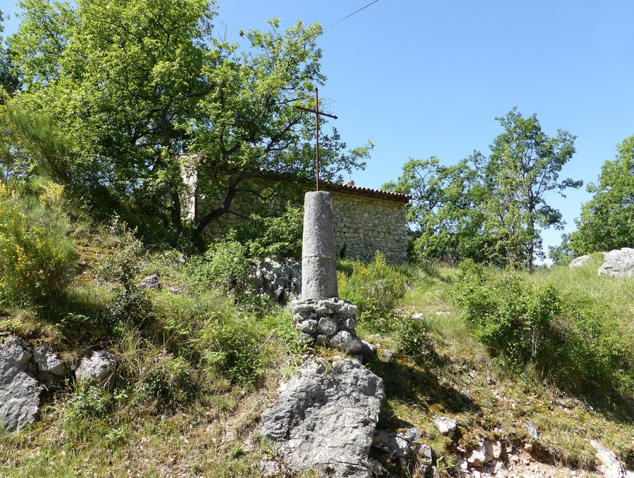 File:Borne milliaire de Gréolières devant la chapelle Sainte-Anne.JPG