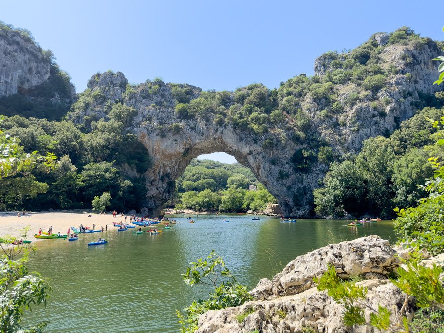 File:Kayaking under the arch of Pont d'Arc in Vallon-Pont-d'Arc, France (53696837337).jpg