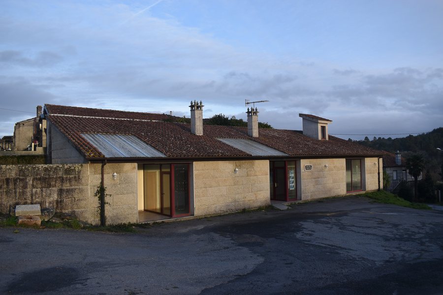 File:Local social Isolino Camba en Parderrubias, A Merca.jpg