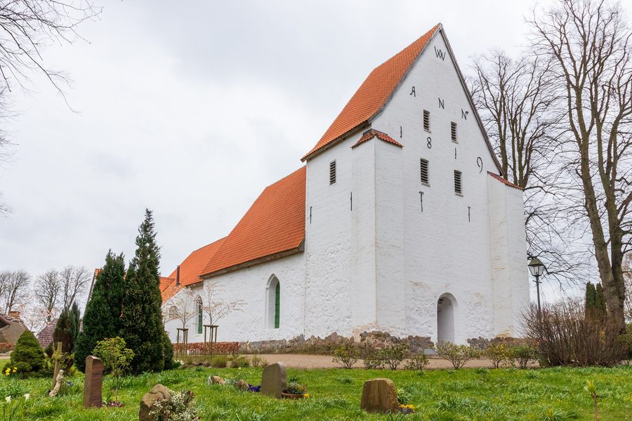 Romanische Feldsteinkirche in Sieseby im Kreis Rendsburg-Eckernförde