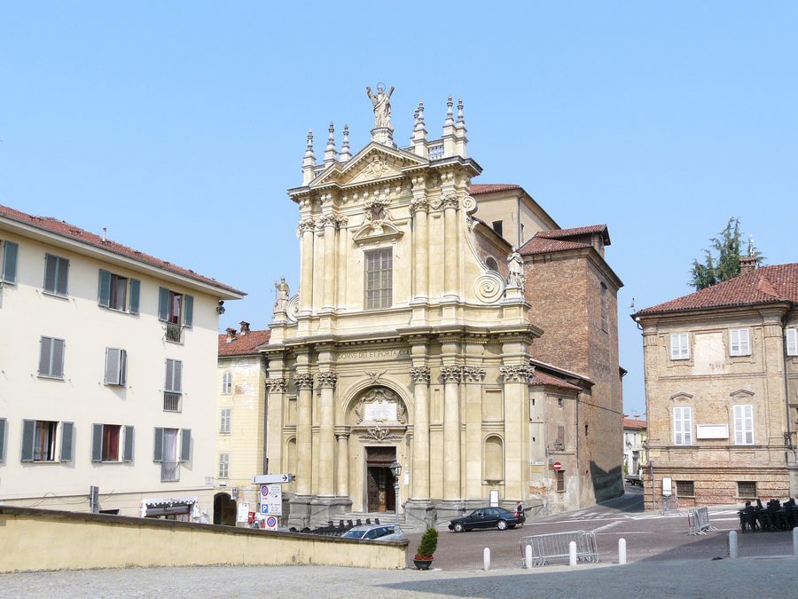 Facciata della chiesa di Sant'Andrea a Bra, Piemonte