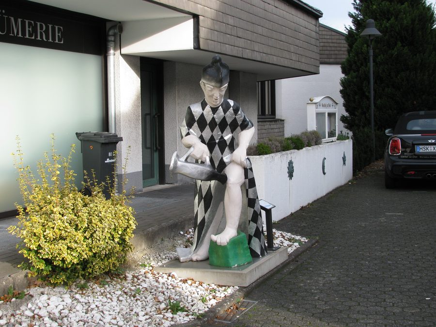 Kneipp figure in front of a house on Bahnhofstrasse in Olsberg