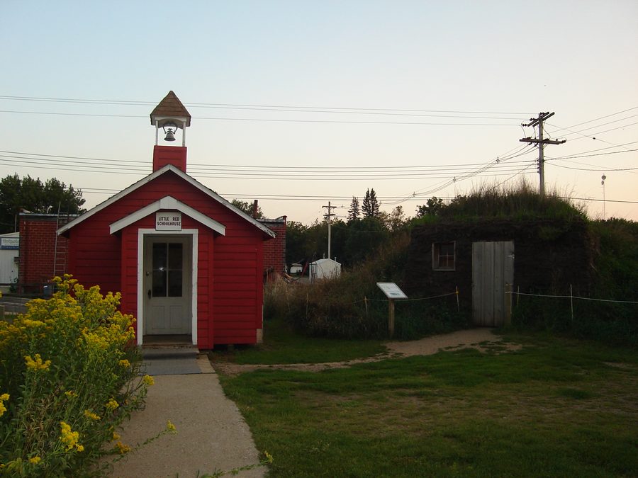 Kleines rotes Schulhaus und Siedlerhaus auf dem Gelände des Laura Ingalls Wilder Museums in Walnut Grove